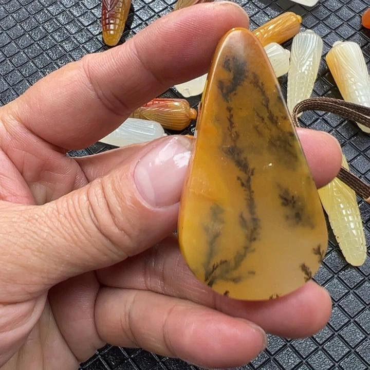 石英质玉（黄龙玉）颈饰未镶嵌