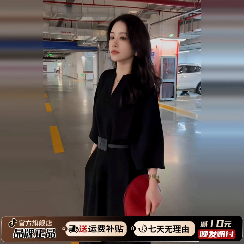 慵懒松弛感穿搭v领连衣裙子女2025新款早秋季气质高级感收腰长裙