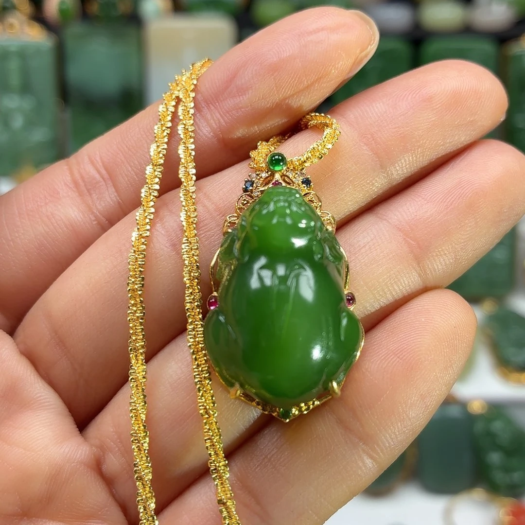 和田玉18K金镶嵌颈饰辣阳绿