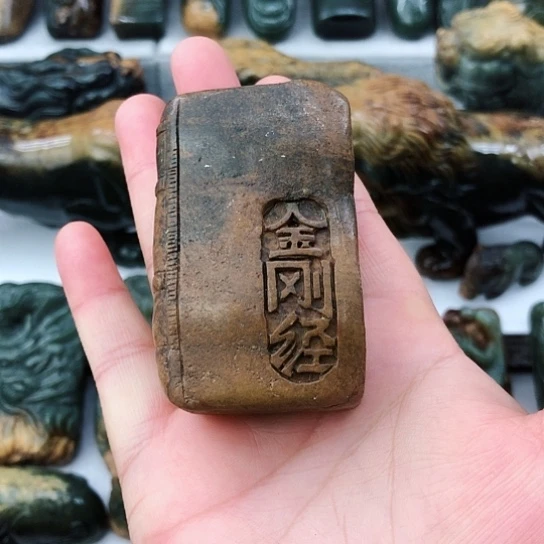 未镶嵌岫岩河磨玉（透闪石质玉）把件