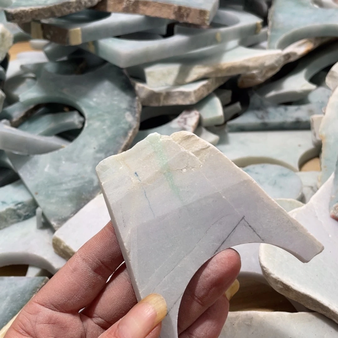 翡翠颈饰未镶嵌翡翠