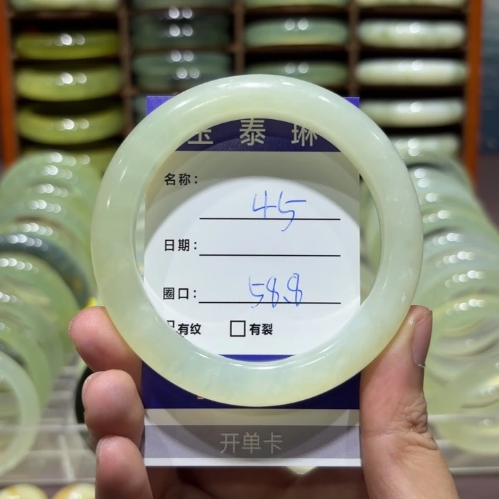 未镶嵌岫玉手镯展**飞天然