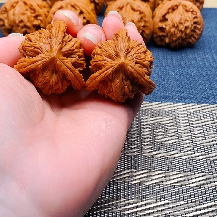 花***练文玩核桃吊坠三棱