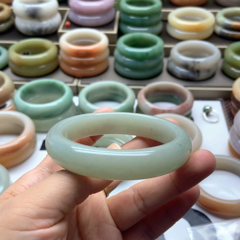 【闪购商品】石英质玉手镯未镶嵌中**起