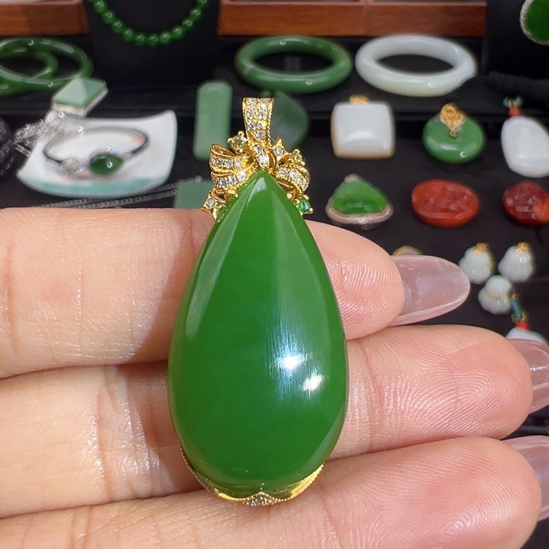 和田玉（碧玉）18K金镶嵌颈饰浓阳绿水滴吊坠