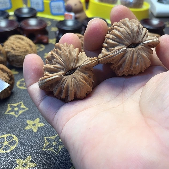 余***忆文玩核桃吊坠楼子