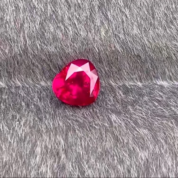天然无烧鸽血红宝石 1.01克拉