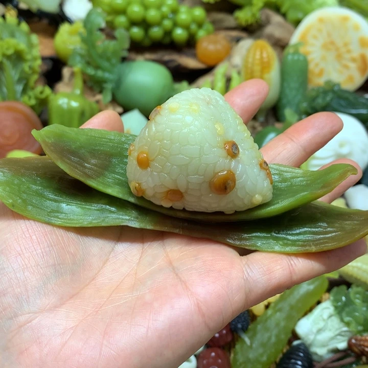 蛇纹石玉未镶嵌手把红**?