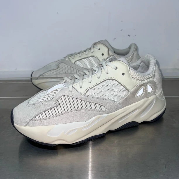 99新 MM6 配盒 42.5码 yeezy700灰白 球鞋