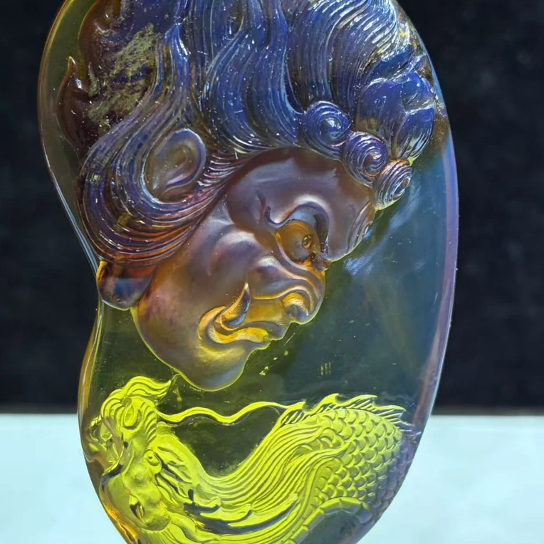 缅甸天然琥珀巧色俏雕,神龙护主,规格68/40/21,重32 g