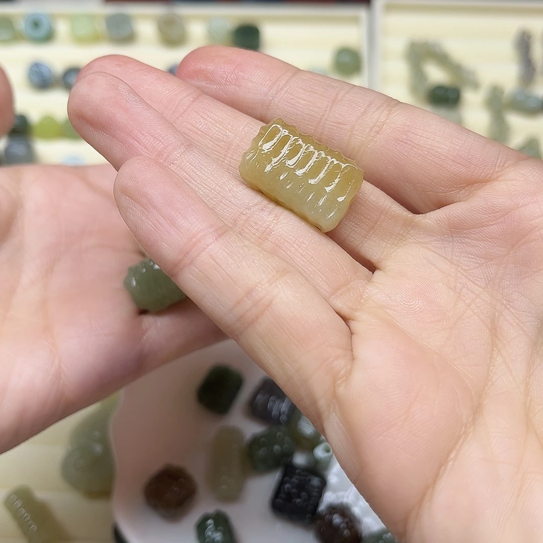 浅***然和田玉未镶嵌珠宝半成品