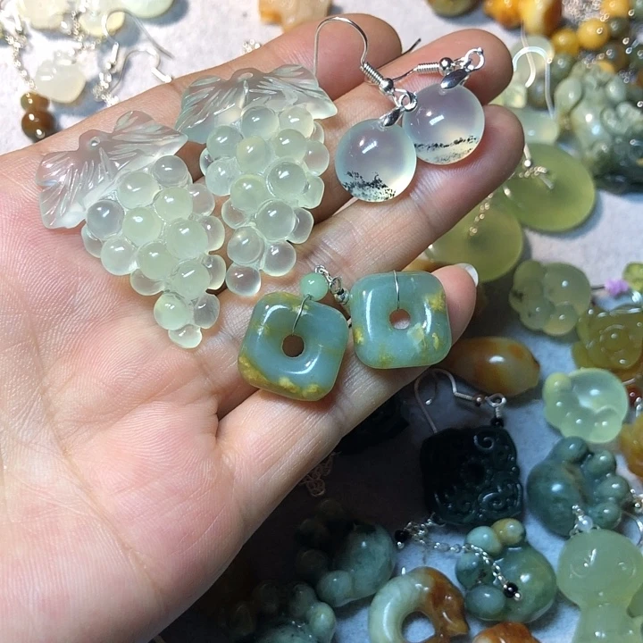 蛇纹石玉未镶嵌耳环青