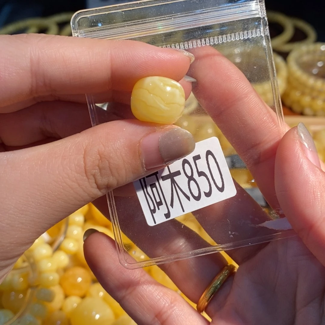 未镶嵌琥珀珠宝奇石850