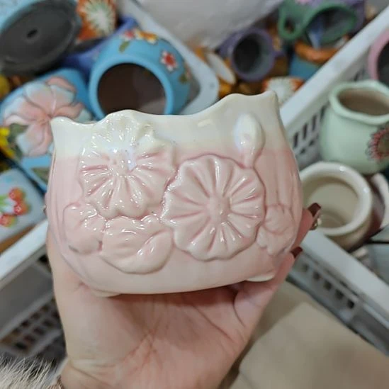 当场拍满15元发货不凑不发，花盆盆口不方不圆有针孔黑点是正常的，