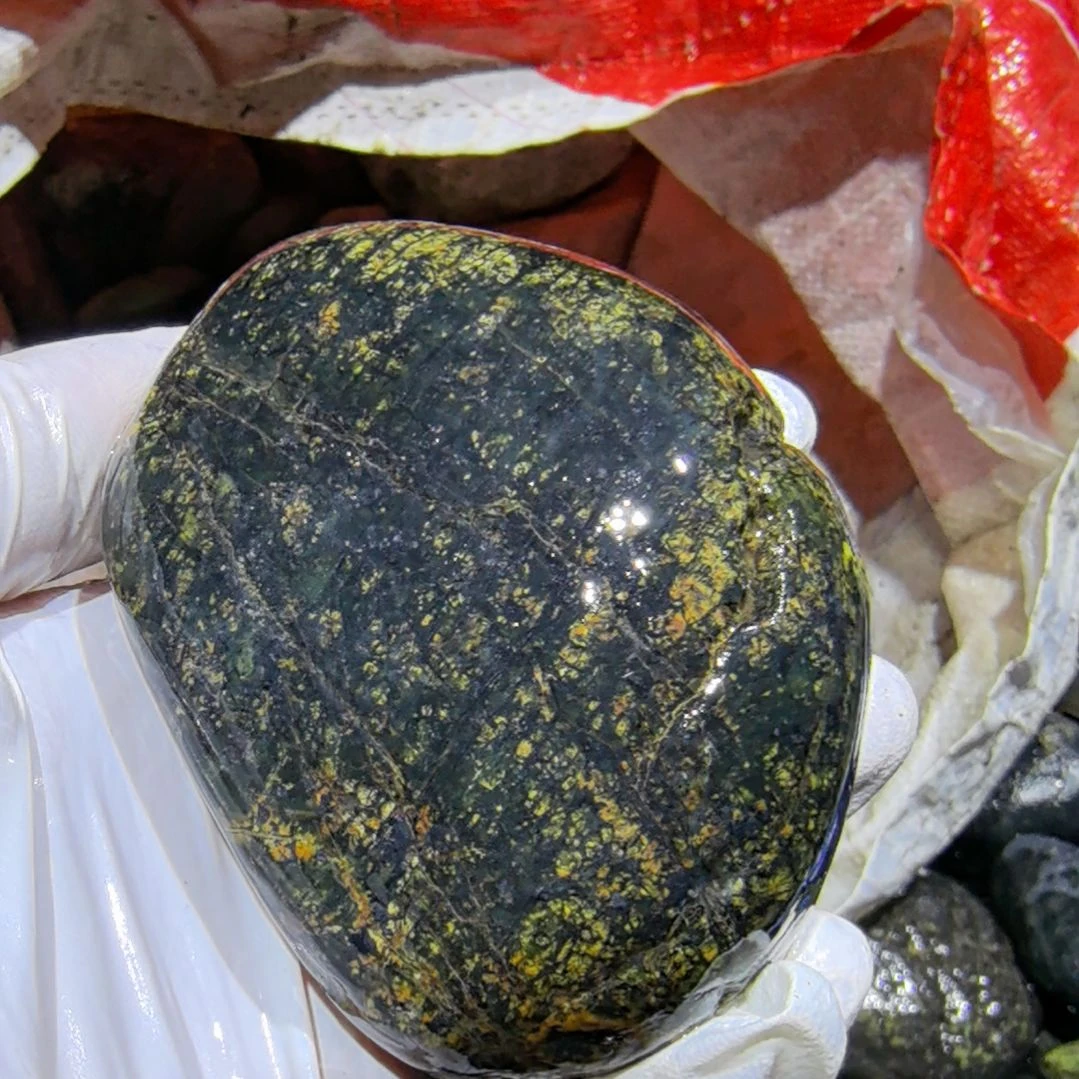 芳***哥藏玉药王石原石一个摆件