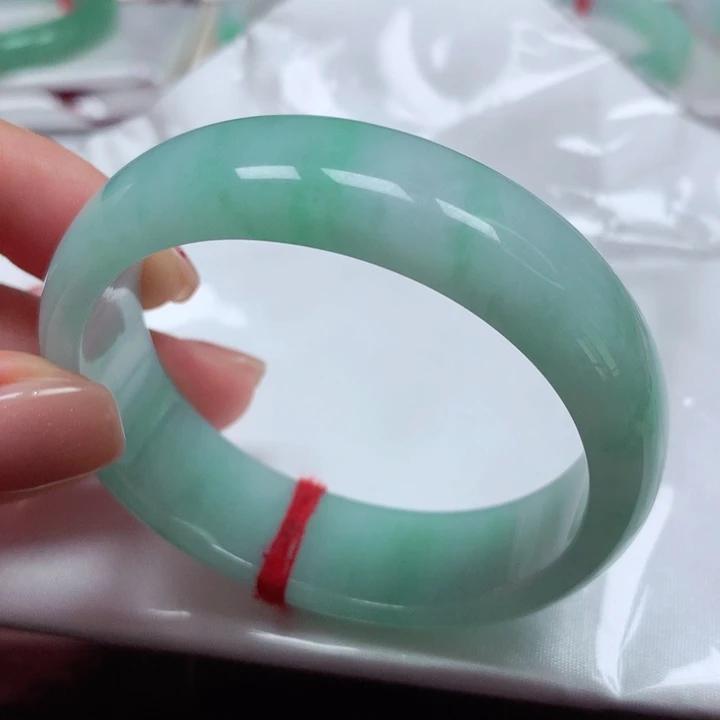 翡翠手镯（贵妃镯）未镶嵌轮胎飘花6