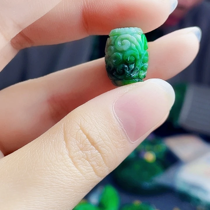 翡翠未镶嵌颈饰多样性