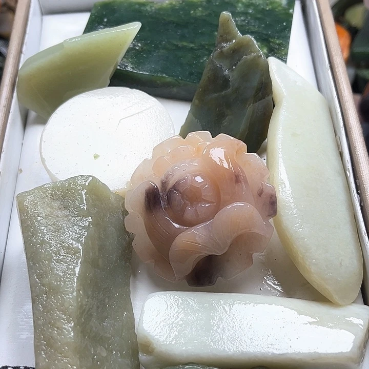 和田玉（糖玉）和田玉边角料9K金镶嵌嫦**月