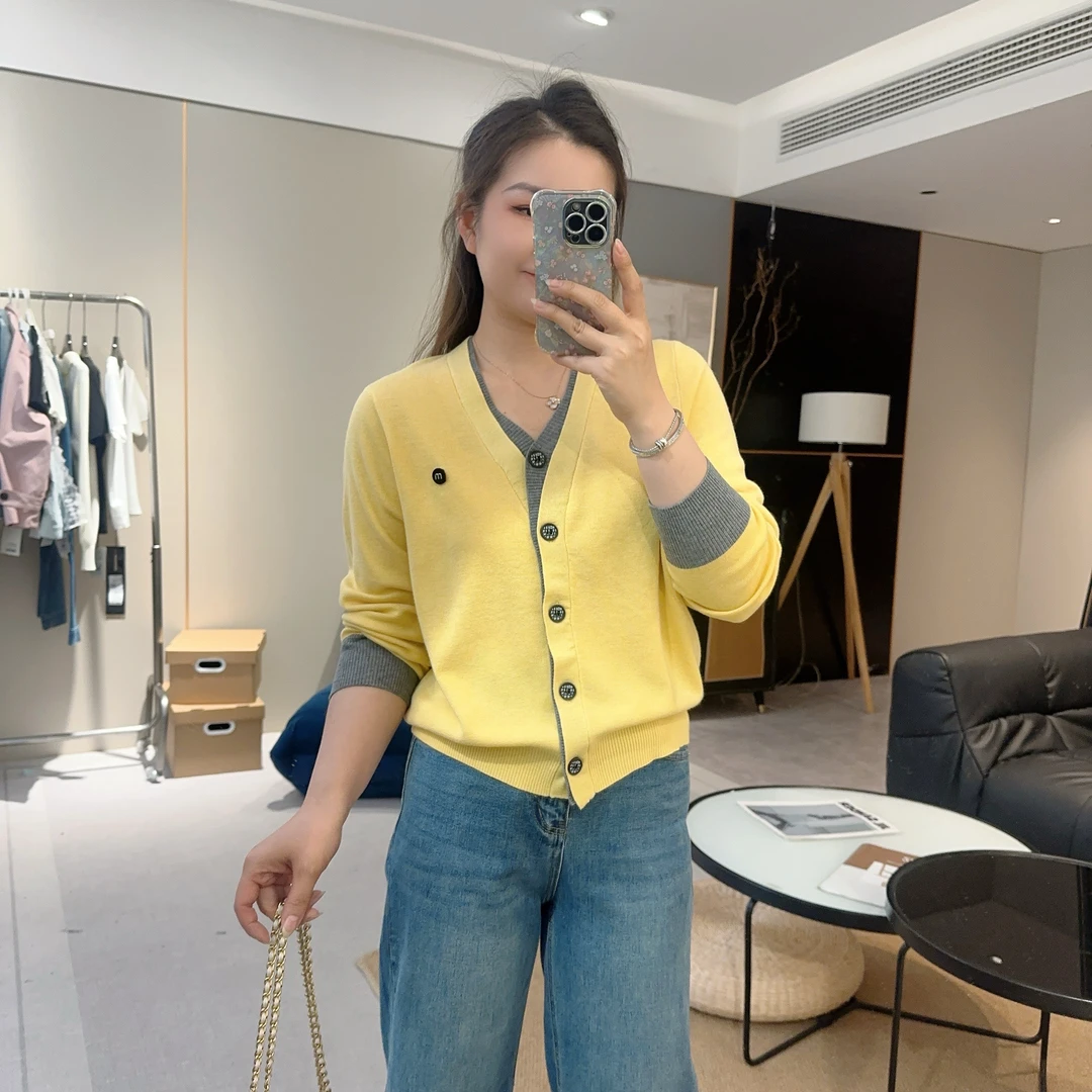 【欧加粒粒】2025早春撞色V领假两件M字母显瘦开衫毛衣 Y25021405