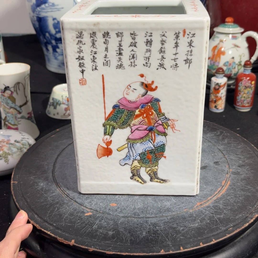 摆件粉彩无双谱人物四方笔筒