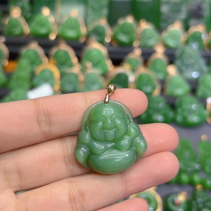 颈饰18K金镶嵌和田玉（碧玉）