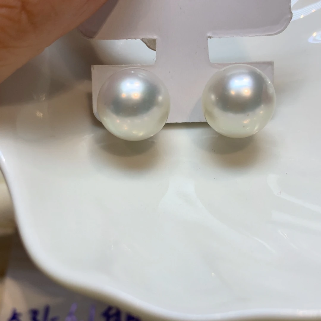 18K金镶嵌海水珍珠耳饰