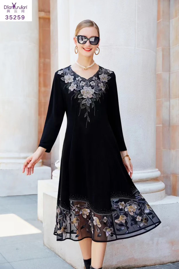 35259款典云间A字长裙刺绣奢华风常规V领，遮肉显瘦款