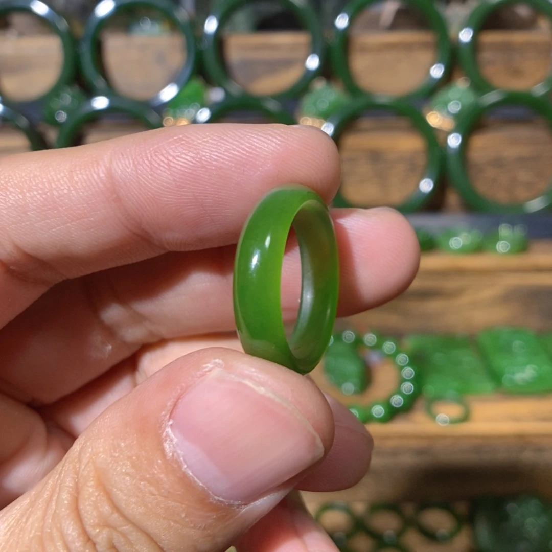 【闪购商品】吊坠(不含链)未镶嵌和田玉D**-俄料阳绿戒圈16.5/5