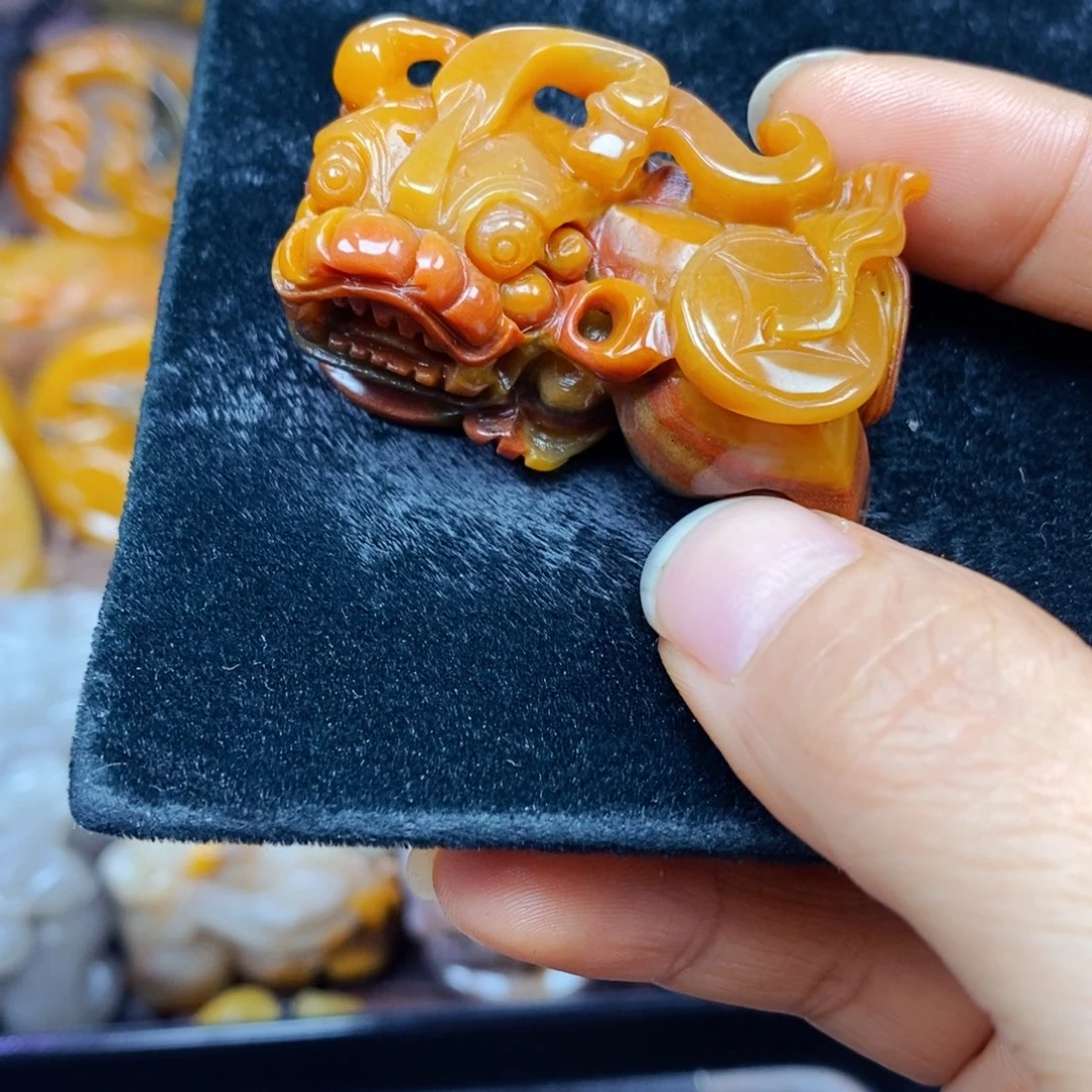 未镶嵌石英质玉(黄龙玉)颈饰