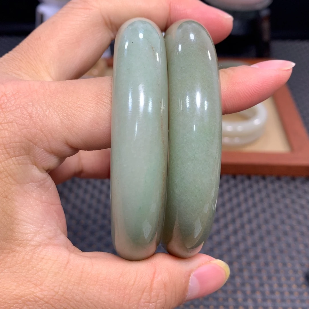 让***2石英质玉（佘太翠）未镶嵌手镯漏两支60豆绿