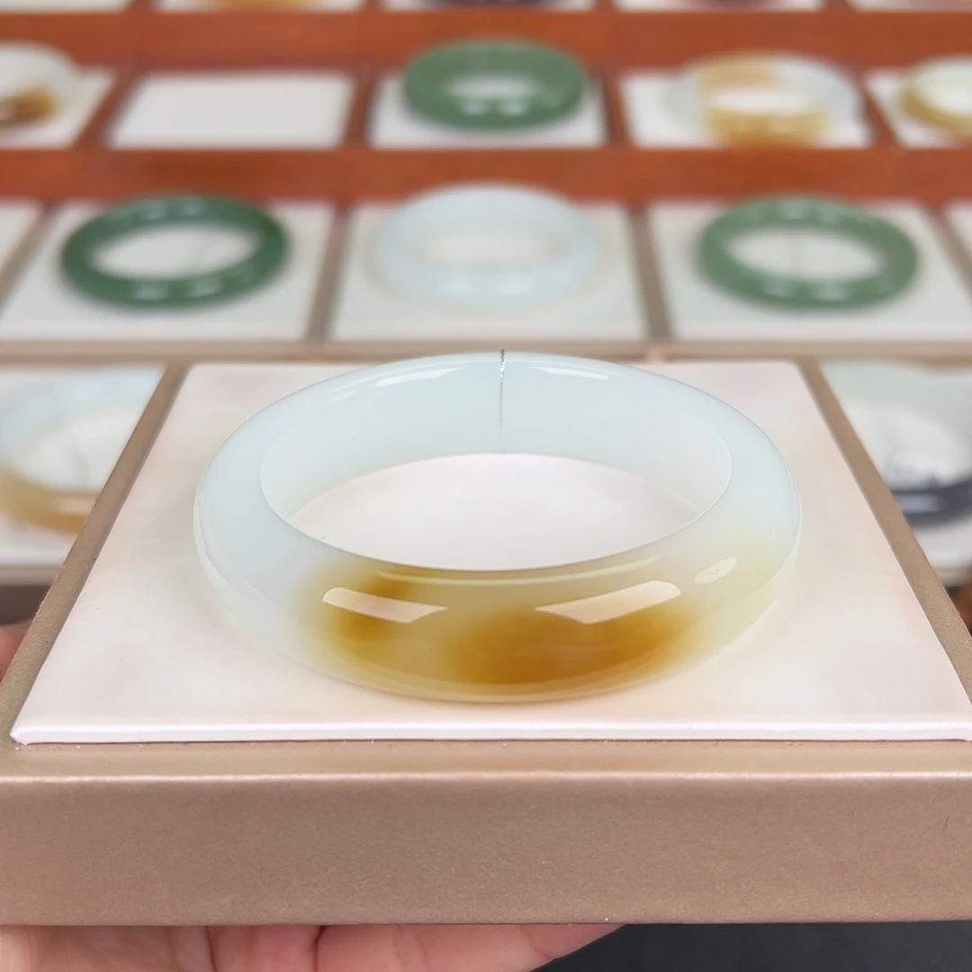 和田玉未镶嵌手镯一口糖