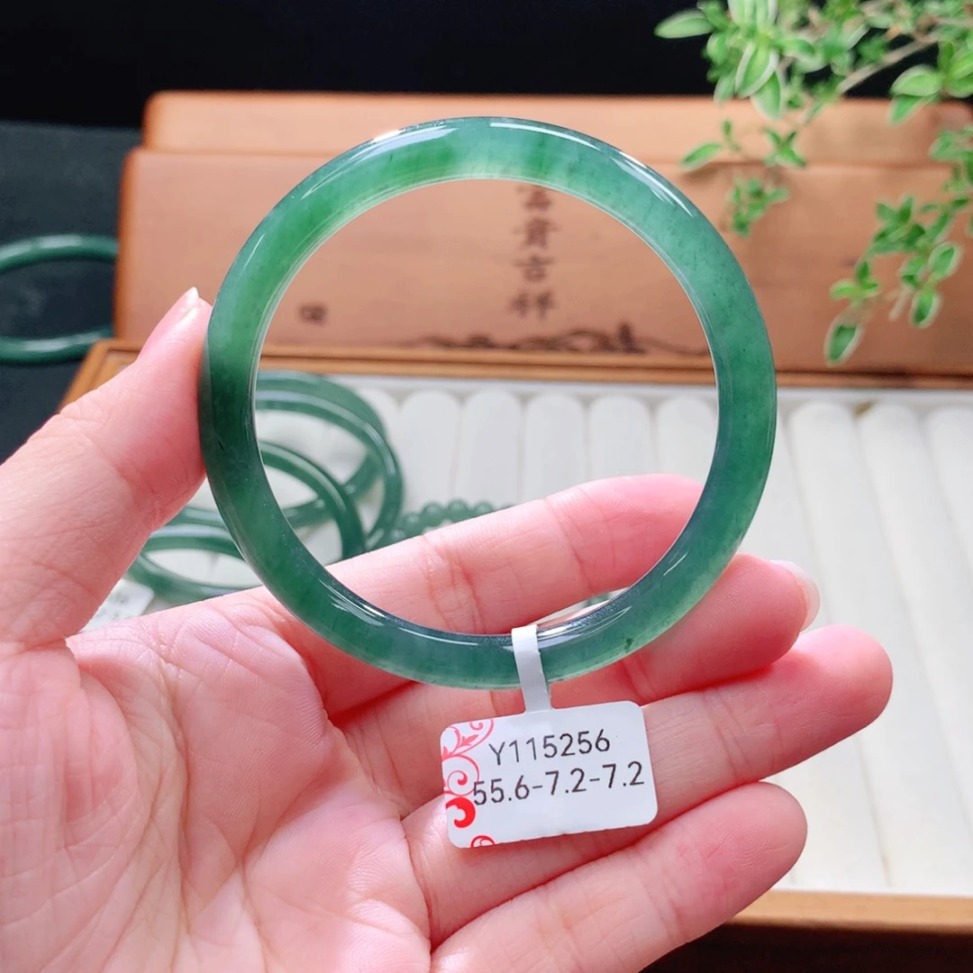 未镶嵌手镯（圆镯）翡翠