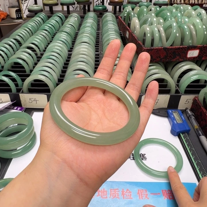 东陵石手镯未镶嵌