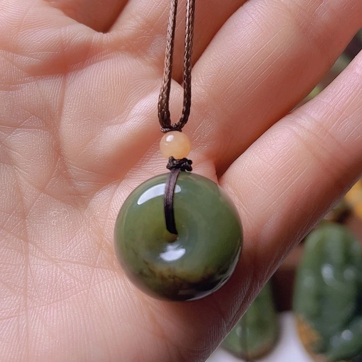 未镶嵌岫岩河磨玉（透闪石质玉）把件