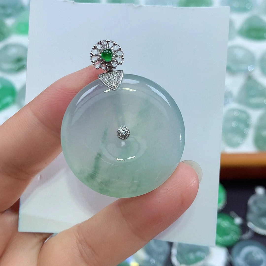 翡翠18K金镶嵌颈饰佛公