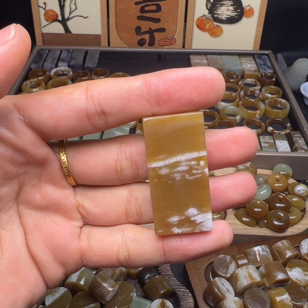 通***哥和田玉（糖玉）未镶嵌珠宝奇石牌子