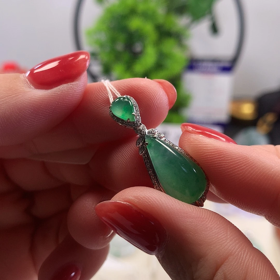 翡翠18K金镶嵌颈饰