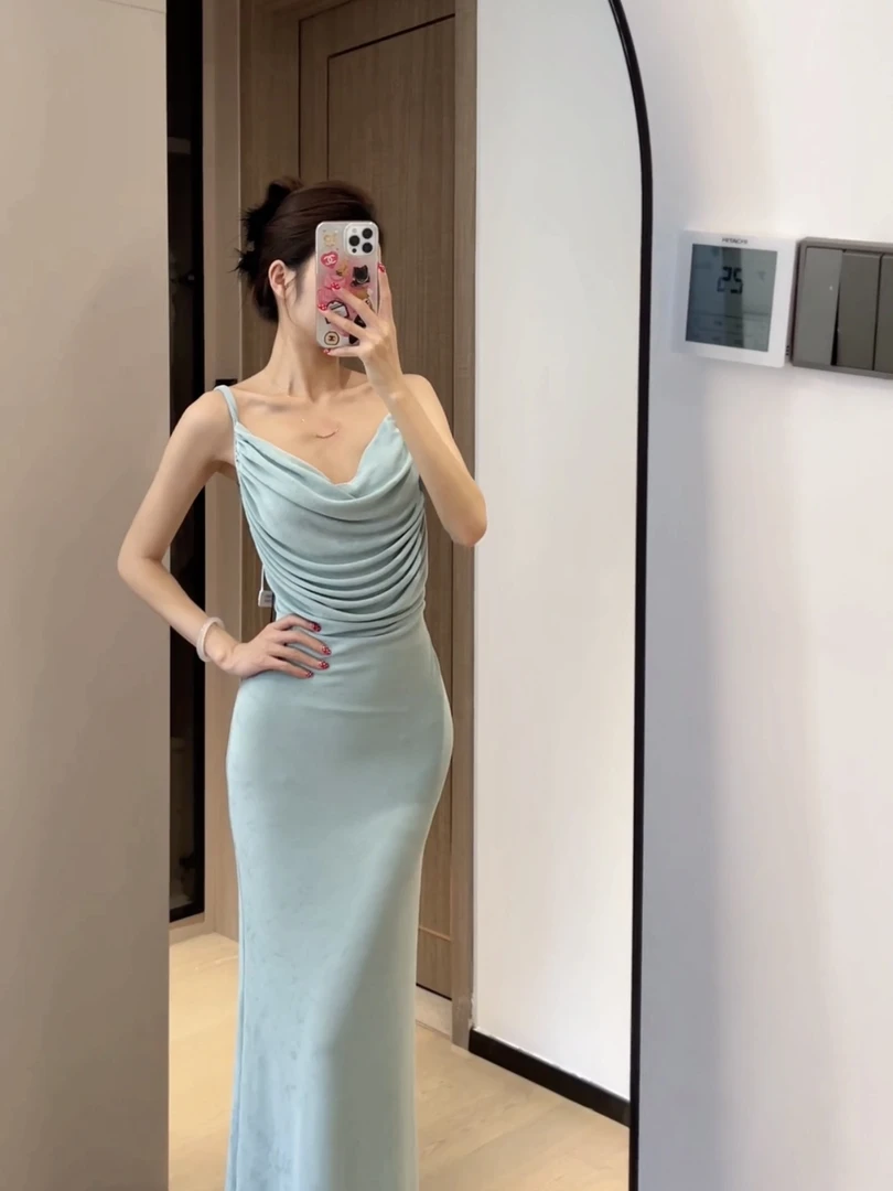 纯欲显瘦气质性感小众收腰修身包臀裙露背设计感荡领吊带连衣裙子