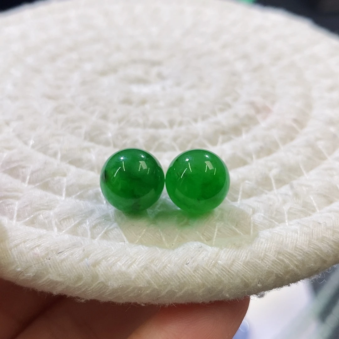 翡翠未镶嵌挂件一对辣色珠珠