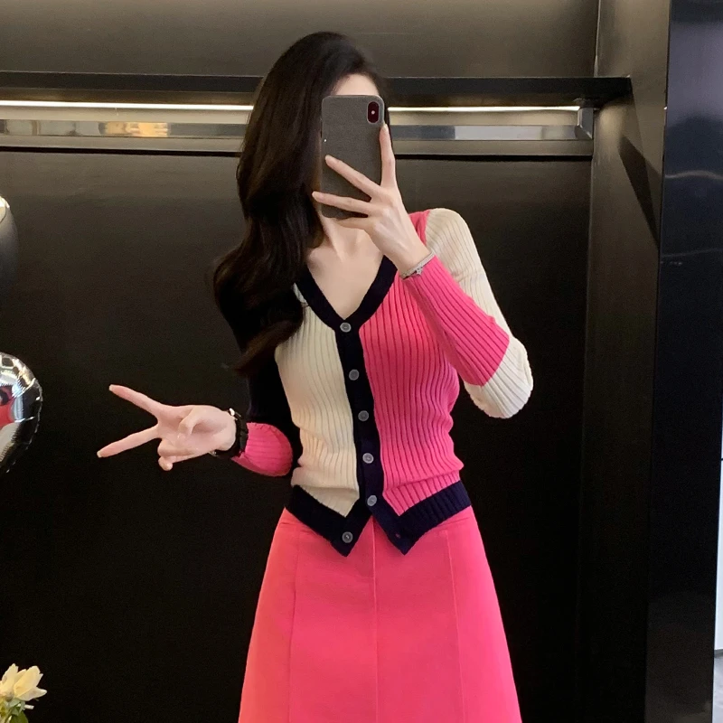 时尚个性拼色V领针织开衫女早春新款修身显瘦减龄坑条单排扣上衣