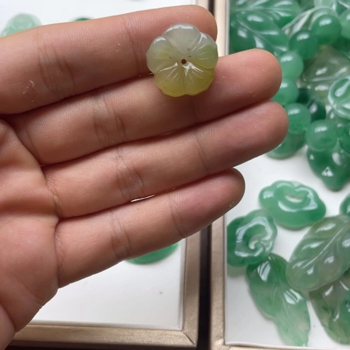 石英质玉（非洲翠）未镶嵌颈饰