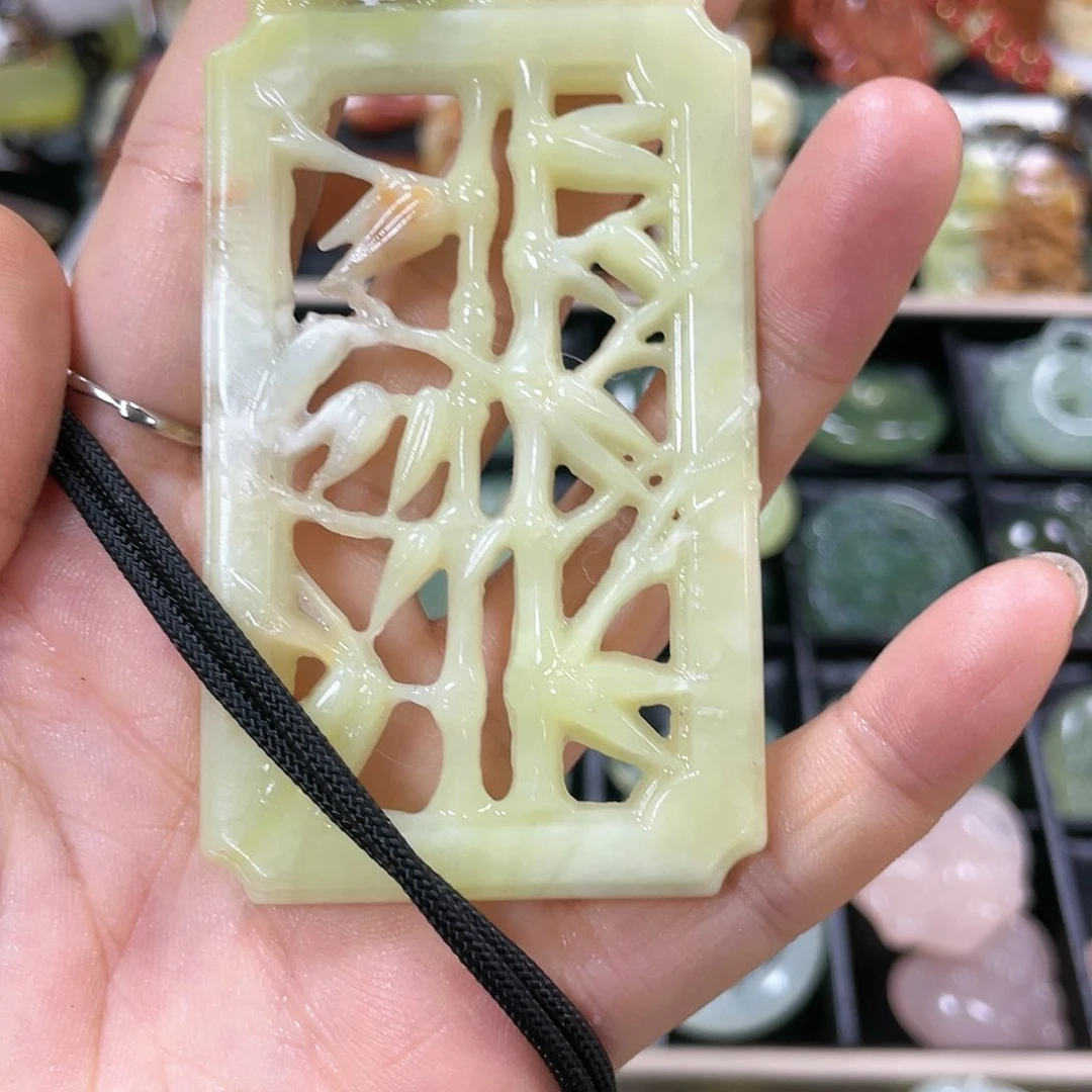 蛇纹石玉颈饰合金