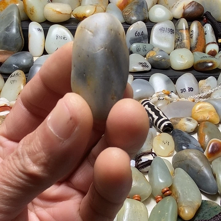 和田玉未镶嵌颈饰吊坠的亲