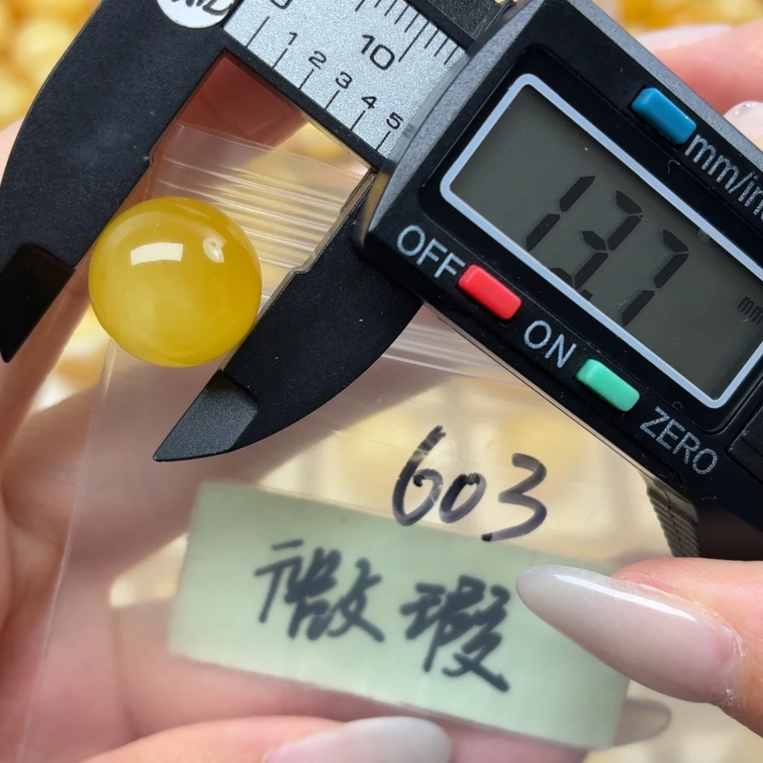 蜜蜡未镶嵌裸石微瑕