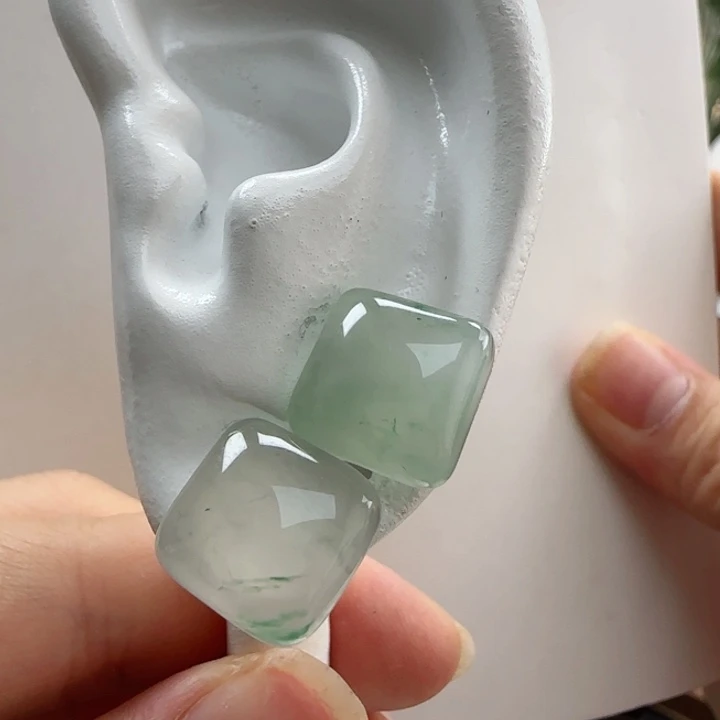 石英质玉（非洲翠）未镶嵌耳钉