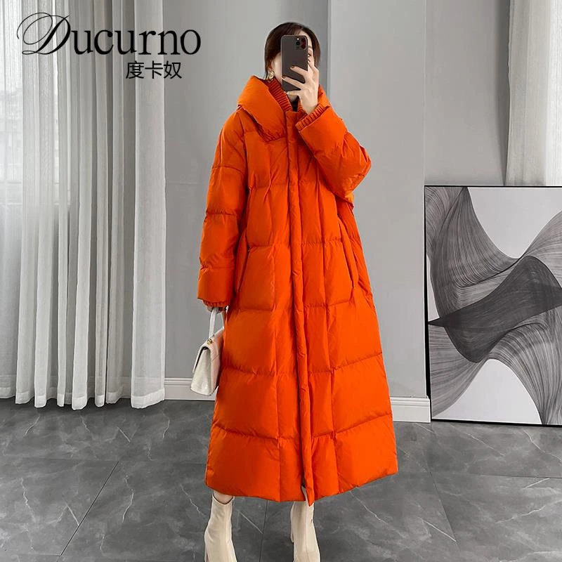 2024新款大码冬季过膝连帽超长款羽绒服女橙色加厚白鸭绒外套时尚
