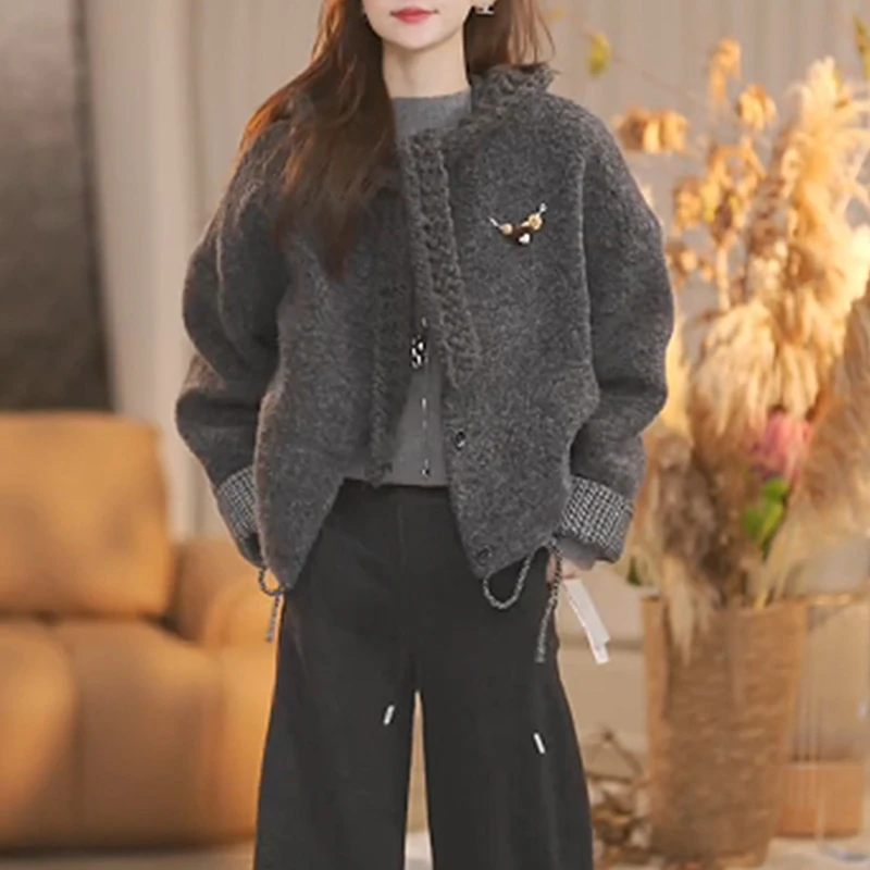 2025新款连帽毛绒短款外套装饰扣设计秋冬复古风宽松保暖时尚上衣