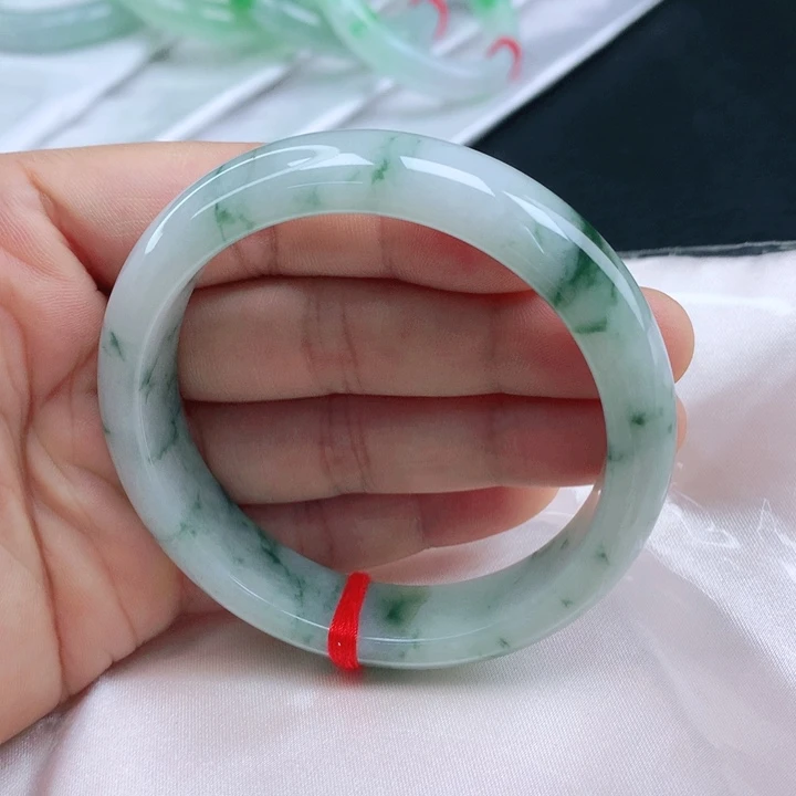 翡翠手镯未镶嵌57+飘花翡翠手镯