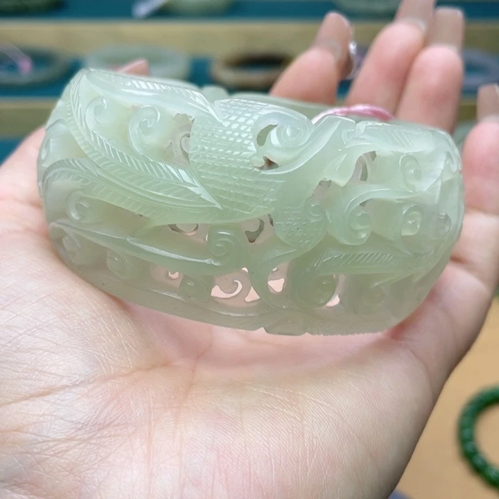 和田玉手镯61+圈口。编号47未镶嵌