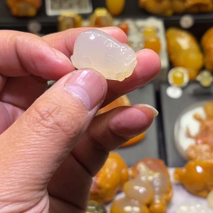 石英质玉（黄龙玉）未镶嵌颈饰